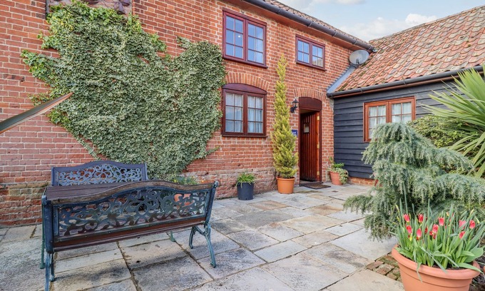 Little Glemham Cottage | HAYLOFT COTTAGE, pet friendly, with a garden in Little Glemham