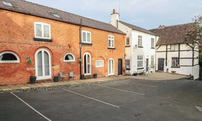 Castle Donington Cottage | HAYLOFT, romantic, with a garden in Castle Donington