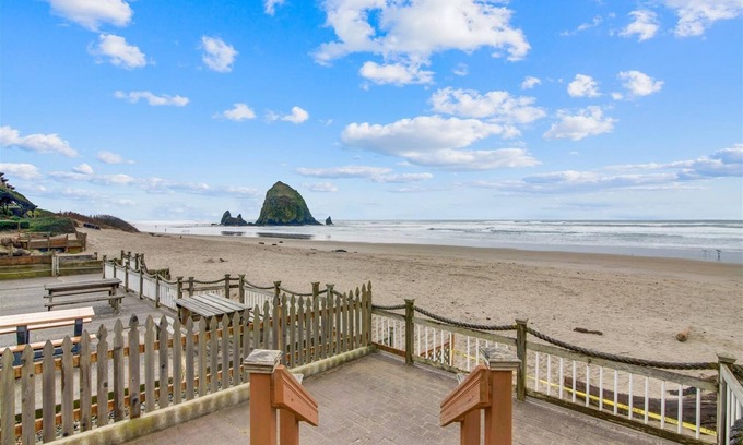 Downtown Cannon Beach House | Hayven - Luxurious Beachfront! Beachcomber Vacation Homes