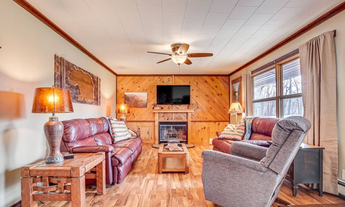 Hayward House | Hayward Home w/Private Deck, Fire Pit & Kayak!