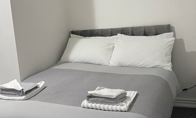 Huddersfield Apartment | Hayy Comfortable Studio Blackhouse