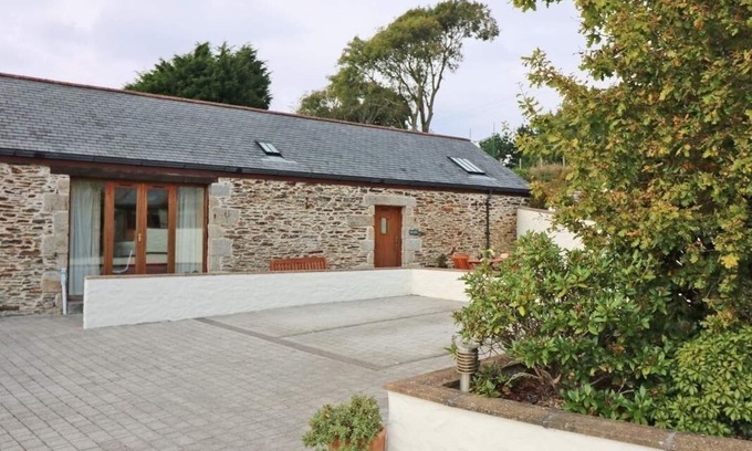 Maenporth Cottage | HAZEL BARN, pet friendly, character holiday cottage in Falmouth