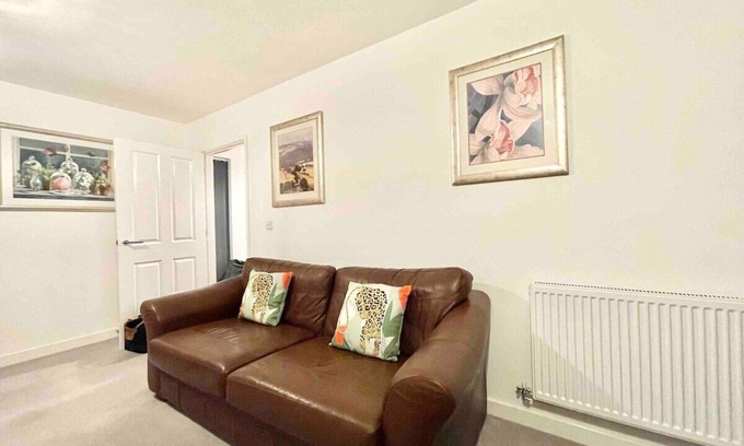 Swindon House | Hazel house enjoy a peaceful home with parking