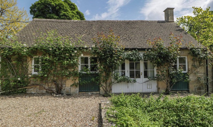 Brimpsfield Cottage | HAZEL MANOR WING, pet friendly, with open fire in Painswick