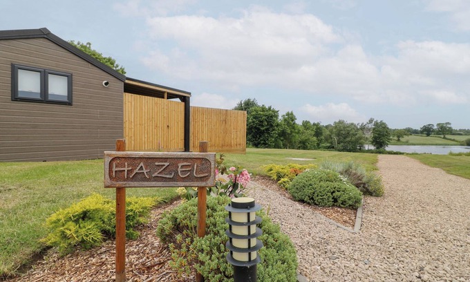 Swadlincote Cottage | HAZEL, romantic, with hot tub in Donisthorpe