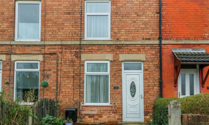 Worksop House | HAZELMERE COTTAGE, pet friendly, with a garden in Creswell
