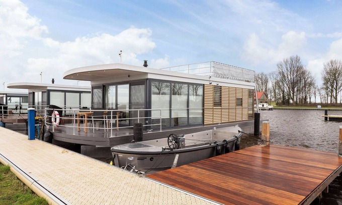 Offingawier Ski Chalet | Hboat 'Elysium' with private jetty 4-14