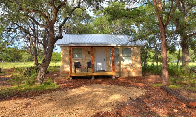 Wimberley Cabin | HCPL-Mockingbird I Cabin, Close to Wimbeley Square!