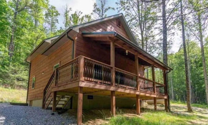 Hampton Cabin | Headwaters-Log Cabin Upstream from Adventure