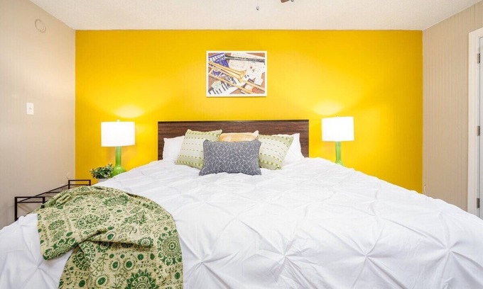 Pineville Apartment | Healthcare Stay Fast WiFi W/D King Bed TV Pet