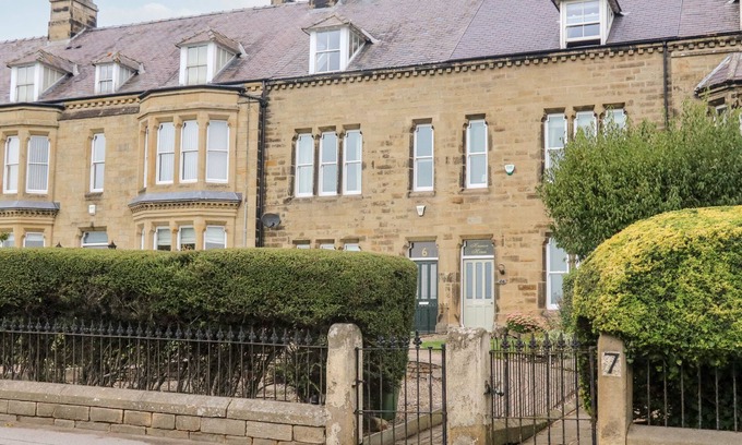 Leyburn Cottage | HEANOR HOUSE, character holiday cottage, with a garden in Leyburn