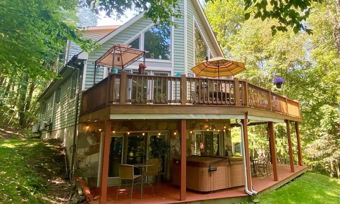 Mountainside House | Heart and Soul | Spacious Deck + Central Location