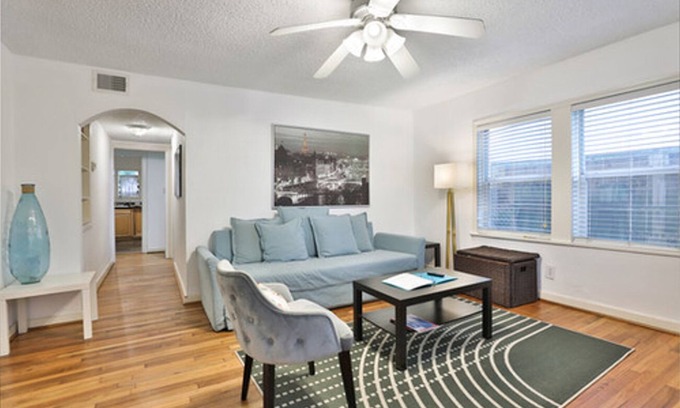 Neartown Apartment | Heart l Of Montrose - Cozy 1 BR