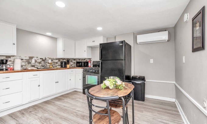Baytown Apartment | Heart of Baytown: Modern 1BR! 30mins to Houston