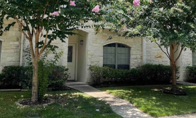 Boerne House | Heart of Boerne Townhome 4 min walk to Hill Country Mile, Cibolo Creek & more!