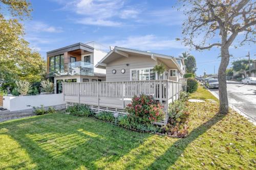 Corona del Mar House | Heart of Corona Del Mar 10 minute walk to beach steps to downtown