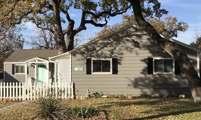 Oakhurst House | "Heart of Cowtown" 50% off monthly stay