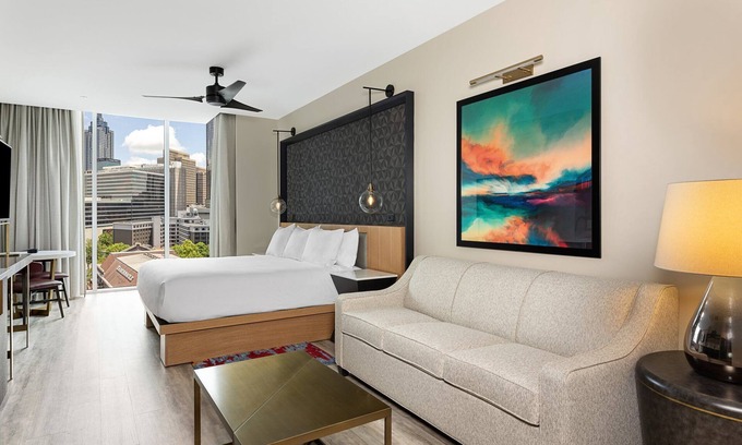 Downtown Atlanta Resort | Heart of Downtown Atlanta Resort with Pool & Bar