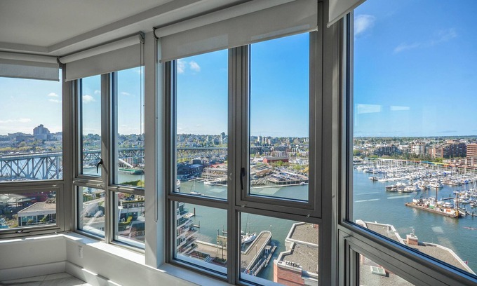 Kitsilano Apartment | Heart of Downtown Vancouver, Waterfront property