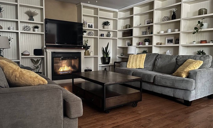 Elora House | Heart of downtown w/private backyard. Walk to Elora Mill!