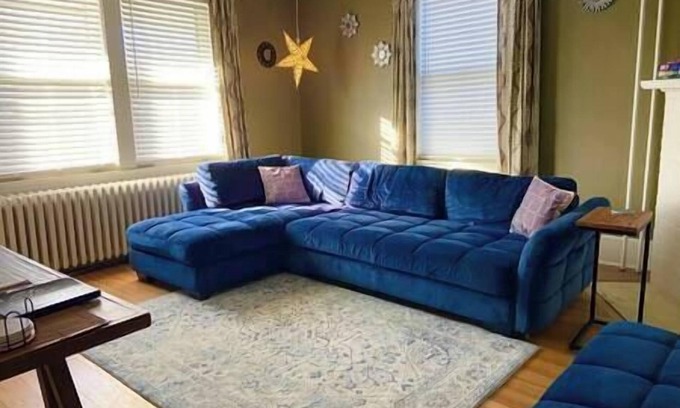 East End - Valley Street Apartment | Heart of Downtown with Parking - Bright, Historic