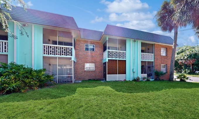 Eustis Apartment | Heart of downtown with a Lake-Front Views, Dog-Friendly