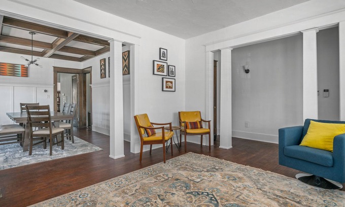 Bryant Apartment | *Heart of Elmwood Village cozy apartment*
