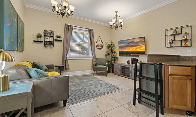Hyde Park Apartment | Heart of Hyde Park Tampa/Parking/Netflix/Gym