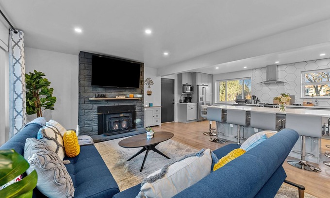 Mid-Lakewood House | Heart of Lakewood Center - Private Hot Tub/Fenced Yard/Games