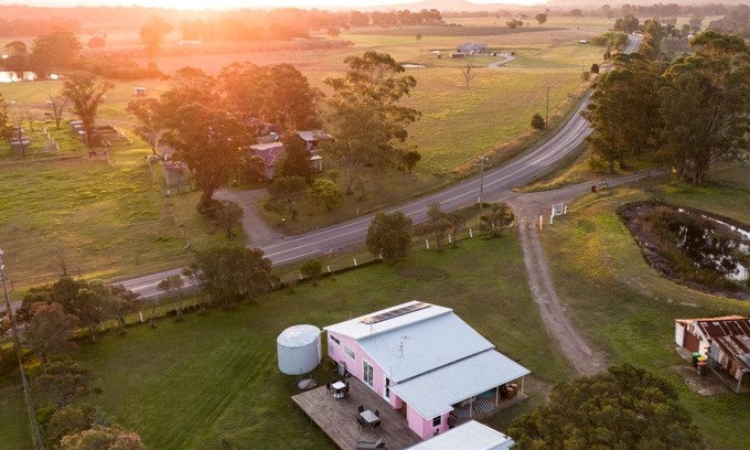 Keinbah House | Heart of Lovedale - Experience our charming pink home in Hunter Valley.