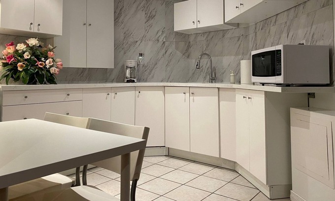 Central Erin Mills House | Heart of Mississauga Cozy and Bright close to transit and highways