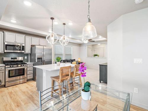 Nampa House | Heart of Nampa-Hot Tub-Fenced Yard-Full Kitchen