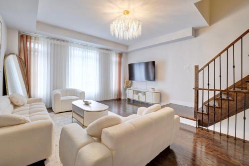 Lakeview Villa | Heart of Port Credit, Lakefront, Dining & Shopping