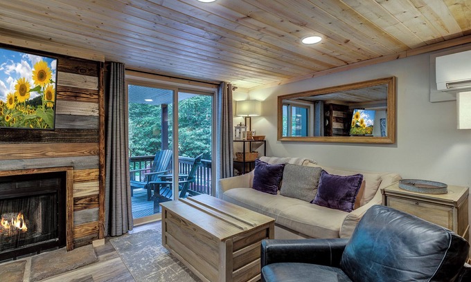 Banner Elk House | Heart of Sugar Mountain Studio with King Bed