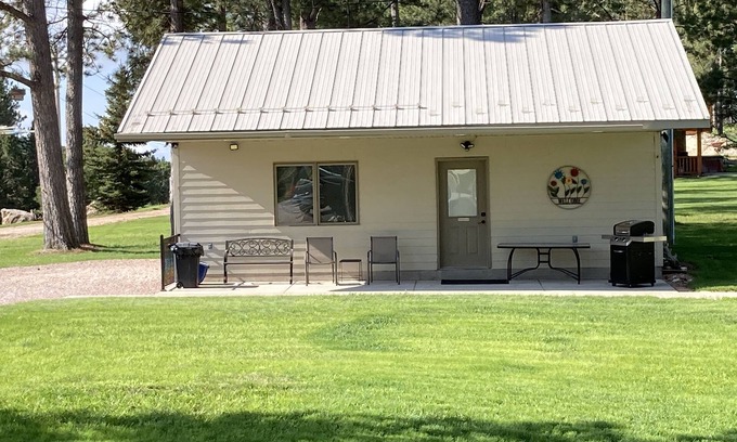 Custer Cabin | Heart of the Black Hills, Bordering National Forest, Fresh Air & Bright Stars!