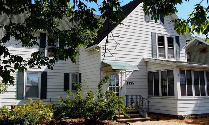 Marquette Apartment | Heart of the Isthmus: walk to coffee shops, restaurants, bars, groceries, yoga