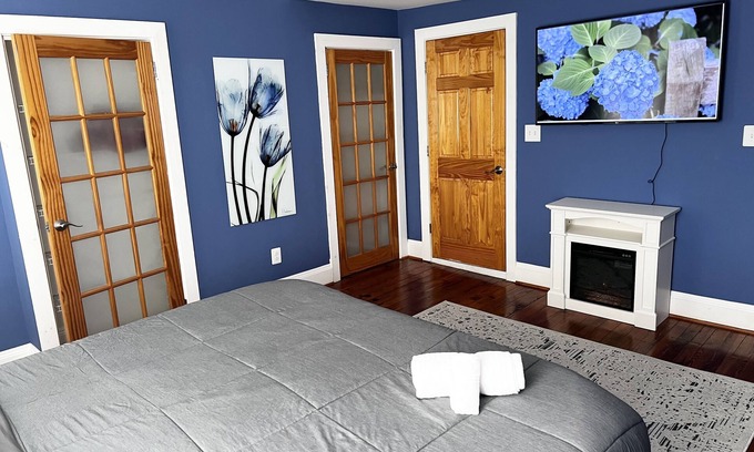 Logan Square House | Heart of the Museum District: Historic Renovated Logan Square Home