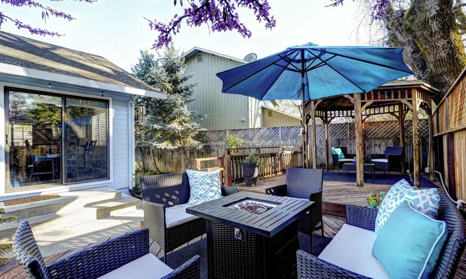 Windsor House | Heart of Wine Country, Cute Cottage w/Hot Tubn