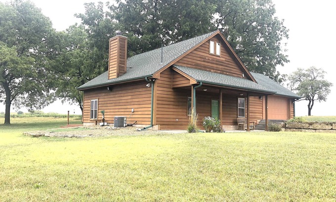 Pauline House | Heartland Cabin Retreat~ King Bed ~ Room to Roam