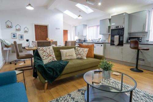 Stonnall House | Heartland House, 7 Spacious Bedrooms Sleeps 4 plus, near NEC, JLR,BHX