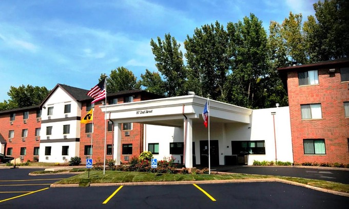 Coralville Hotel | Heartland Inn Coralville