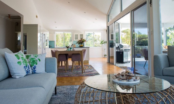 North Narrabeen House | Heated indoor pool and sauna near the ocean and lagoon