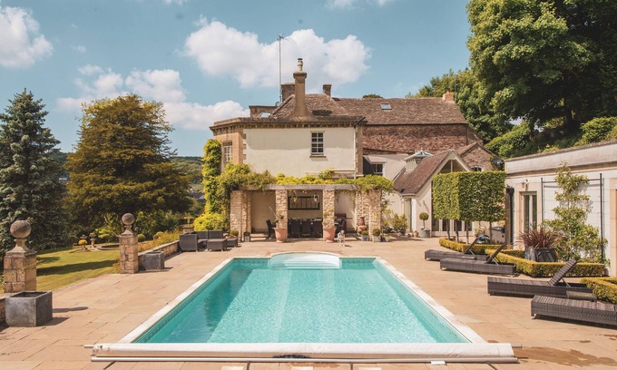 Dursley House | HEATED OUTDOOR POOL(SEASONAL)/LUXURY HOT TUB -SLEEPS 18 + 8 FAMILIES ONLY