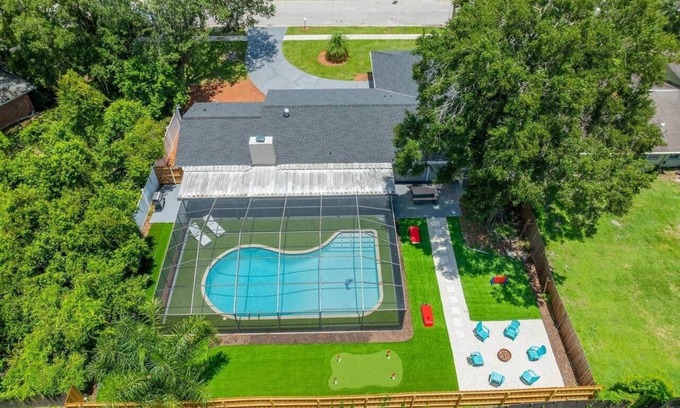 Bearss Plaza House | Heated Pool | 85"TV | Mini-Golf | Busch Gardens