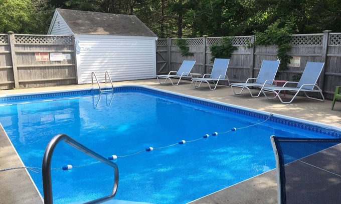 West Dennis House | Heated Pool, 5 bdrm, 3 sitting rooms, 2 porches, central air, ample parking