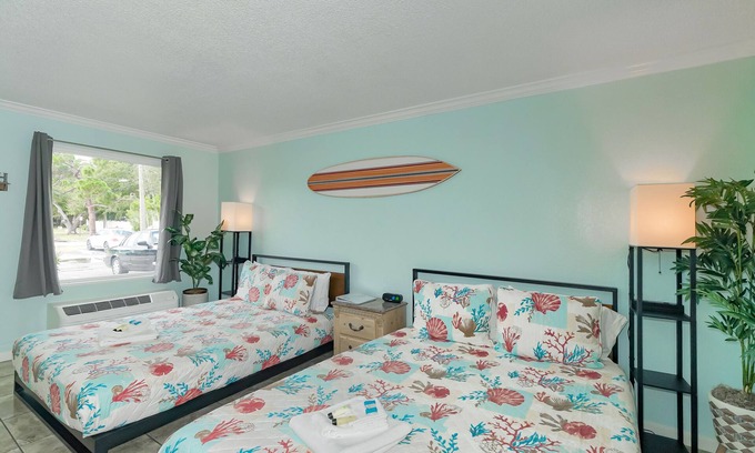 Trailer Estates Condo | Heated Pool, 70" TV, Waterfront Tiki Bar & Grill, On Marina