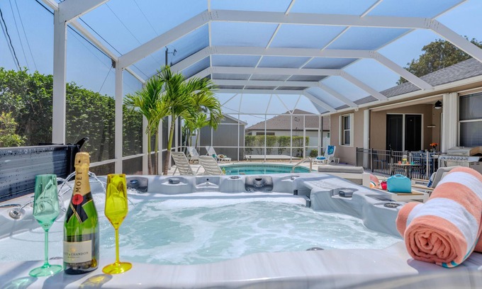 Cape Coral House | Heated pool and hot tub - Sleeps 6 - large backyard