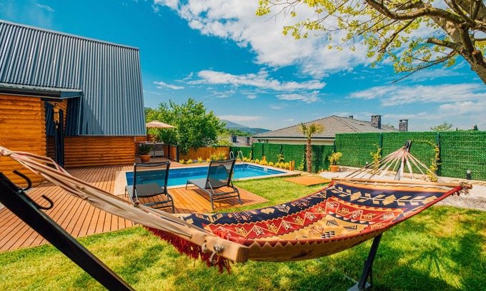 Yanik House | Heated Pool and Jacuzzi Bungalow