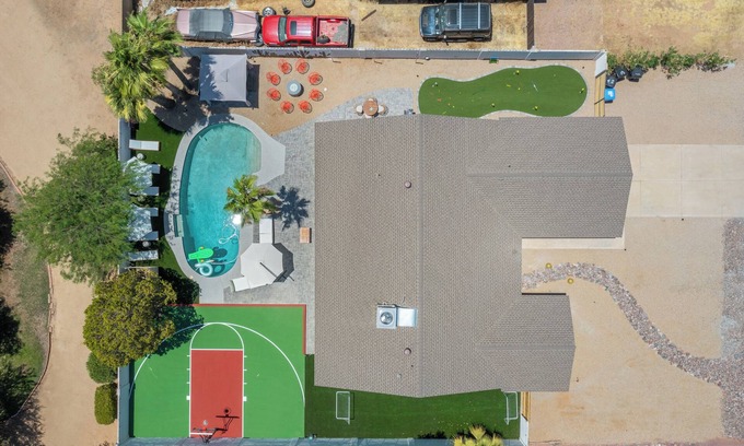 Covey House | Heated Pool, Basketball, Mini Golf! Games Paradise