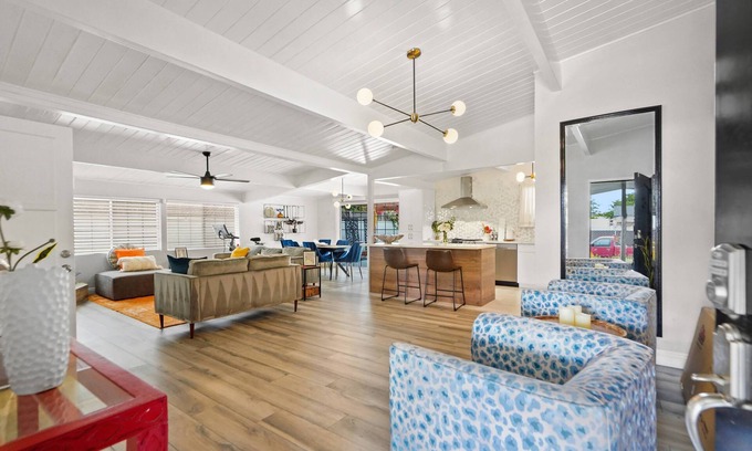 Valley Glen House | Heated Pool + Dog Friendly Gated 6 mi Universal.